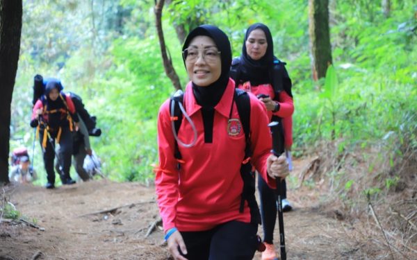 Langkahnya Cepat dan Pantang Menyerah Saat Mendaki, Istri Kapolda Jabar Diana Rudy Setiawan Dijuluki Srikandi Gunung