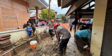 Tim SAR Sat Brimob Polda Jabar Pasca Banjir Bandang di Cisolok Kabupaten Sukabumi