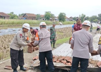 Anggota Kompi 4 Batalyon C Pelopor Bersihkan Puing Pasca Puting Beliung di Desa Slangit