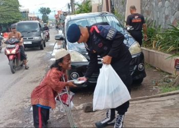 Polri Berbagi, Brimob Polda Jabar Bagikan Makanan Gratis untuk Warga di Jum’at Berkah