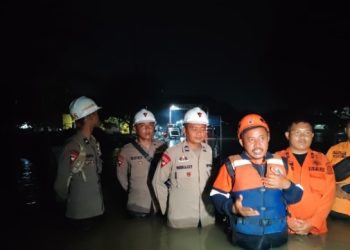 Anggota Kompi 4 Batalyon C Pelopor Pantau Banjir di Desa Gamel Cirebon