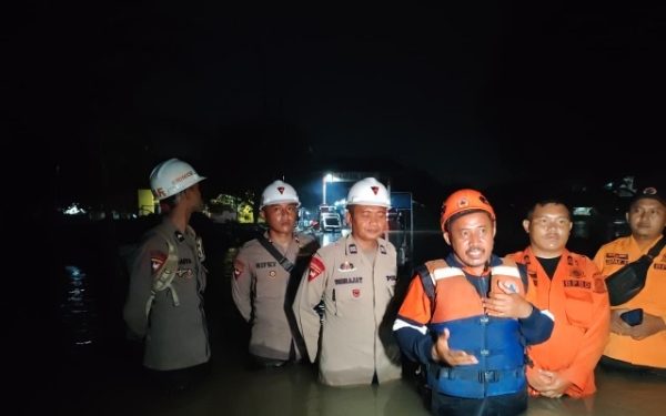 Anggota Kompi 4 Batalyon C Pelopor Pantau Banjir di Desa Gamel Cirebon