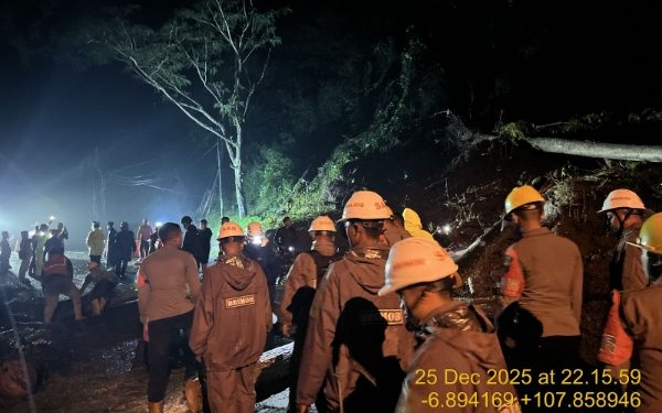 Sigap, Brimob Jabar Evakuasi Pohon Tumbang dan Longsor di Sumedang